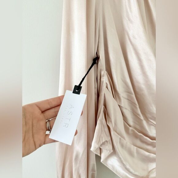 NWT ASTR The Label Lilith Long Sleeve Cowl Neck Satin Blouse in Champagne - L - Picture 10 of 11